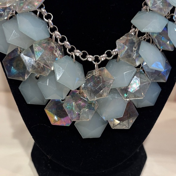 Elegant Silver Toned and Iridescent Acrylic Beaded Necklace. Size 16” to 18” - Picture 6 of 8